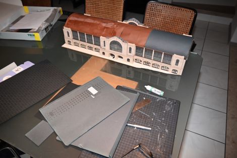 Zur Verstärkung des Daches habe ich dann 0,5mm Karton aus meinem Büro genommen.