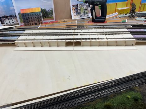 Als erstes habe ich den Unterbau zusammengebaut und eingepasst.