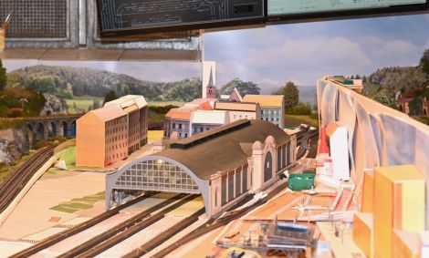 Auf der Rückseite des Bahnhof liegt und Güterumfharung und die Zufahrt zum BW. Deshalb sind die Arkaden nicht sichtbar.