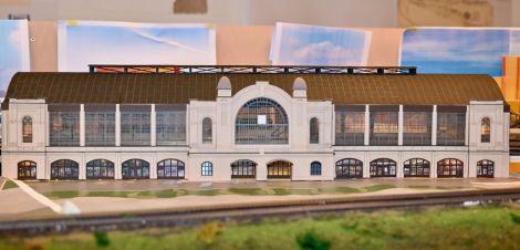 Das Bahnhofsgebäude steht, noch fehlen die Fahnenmasten.