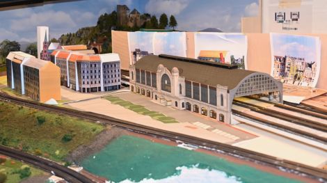 Das Bahnhofsgebäude steht, nun müssen die Stadthäuser gekauft und zusammengebaut werden. Dank der Übernahme von MKB durch DM-toys bin ich zuversichtlich sie in Zukunft wieder erwerben zu können.