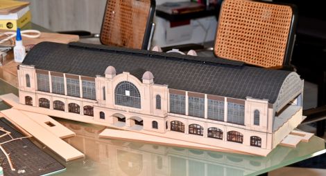 Nun sind auch die letzten Feinheiten am Mauerwerk angebracht und der Rauchabzug auf dem Dach fertig.