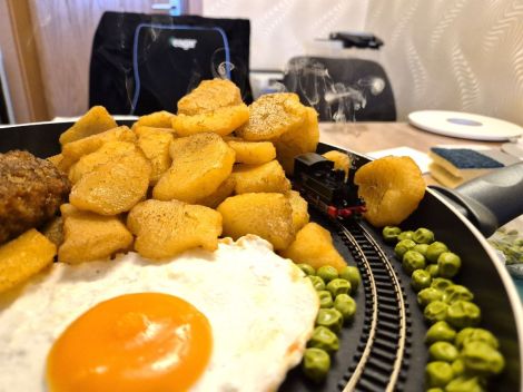 Die kleine Dampflok kommt gerade qualmend aus dem Bratkartoffel-Tunnel. Die Spanierin hat einen Raucherzeuger ab Werk. Es wird heiß serviert?