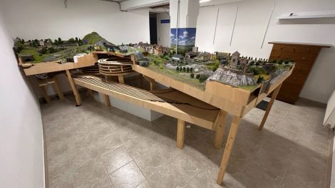 Hier sieht man die Anlage nach Kellersanierung ohne abgebauten Anlageschenkel. Der 2. Schattenbahnhofs unter dem Anlagenschenkel ist provisorisch unter die Hauptanlage geschoben.