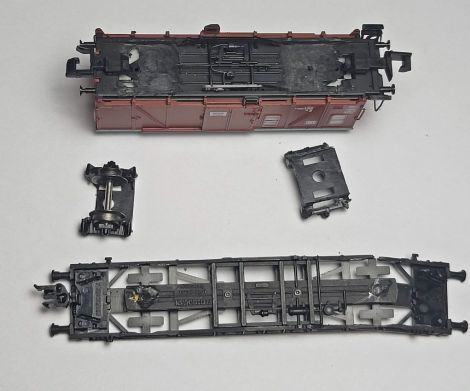 die (dort drehbar gelagerten) Radsatzhalter aus dem FLM Tragwagen werden oberhalb der Federpakete abgefr&auml;st, die dort angeformten Kalotten der Rundungen entfallen restlos
trotzdem bleibt noch ausreichend Stabilit&auml;t f&uuml;r das Radsatzlager