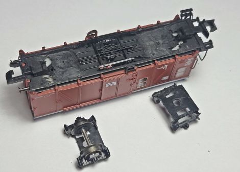 Am MU Pwghs werden die Achshalter bis zum Rahmen abgefr&auml;st
im Bereich der einzusetzen Achslager muss dort die Detaillierung am Boden abgefr&auml;st werden, damit die vorbereiteten Achslagerhalter dort reinpassen