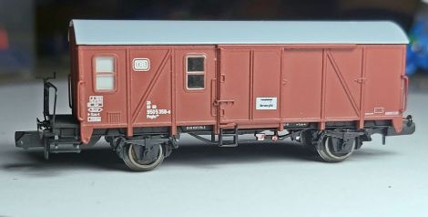 die Achslagerhalter werden untergeklebt, der Wagen steht auf den neuen Achsen
zugegeben, die altehrw&uuml;rdigen FLM Radsatzgeh&auml;use und Federpakte tragen etwas wuchtiger auf, daf&uuml;r passen jetzt die Porportionen des Wagens besser und ...