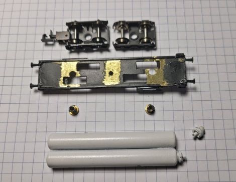 der Wagen wird zerlegt, altes DG von Arnold mit Kupplung dran, neues DG von Minitrix ohne Kupplung, Lagerbuchsen der Drehgestelle herausgedr&uuml;ckt