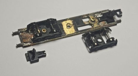 hier nochmal in der Schr&auml;gansicht, die Kupplungshalterungen passen genau vor die Drehgestelle in den vorbereiteten Rahmenausschnitt