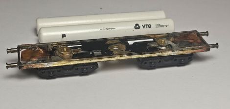 Das Chassis jetzt von oben mit neuen Puffern und den neuen Drehgestellen darunter. 
allein schon die symmetrische Anordnung macht einen stimmigeren Eindruck