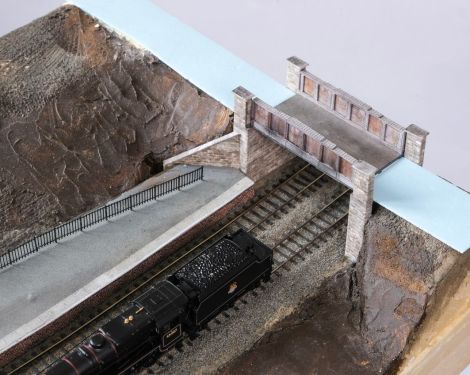 Auch am anderen Ende ensteht eine Stra&szlig;e, hier wie die Bahnsteigoberfl&auml;che aus Styrosheet