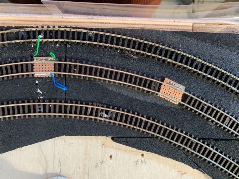 Das Verlegen der Schienen mit Trennstellen in relativ engem Radius erfolgt mittels Leiterplatinen
