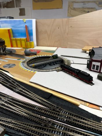 zun&auml;chst habe ich versucht, den H&ouml;henunterschied mit Pappe auszugleichen. Die Pappe war jedoch zu dick.