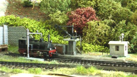 Der Antrieb des Entkupplungsgleises wurde mit Rostschutz bestrichen und mit Gips in den Bahnsteig integriert.