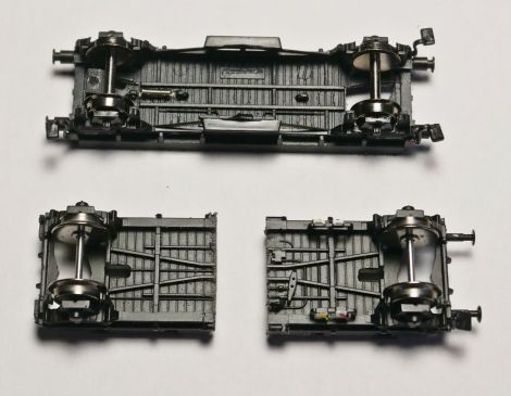 Das Chassis des Bremen (unten) wird mittig getrennt und mit genau gleichem Achsstand wie beim Chassis des Oppeln (oben) wieder zusammengeklebt