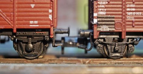 links der Bremen von Brawa - rechts der Oppeln von Hobbytrain
die Rads&auml;tze sitzen zu tief in den Achslagern, die Bremskl&ouml;tze sind sehr wuchtig detailliert, die Federpuffer sind zu kurz und ...
