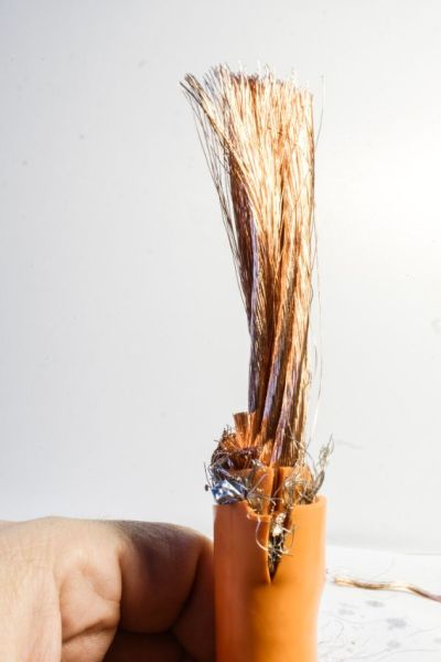 Das Spenderkabel. F&uuml;r Spur N d&uuml;rfen die Einzeldr&auml;hte nicht zu stark sein, hier ca. 0,16 mm.