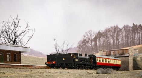 Ein kurzer Zug tritt auf von rechts...