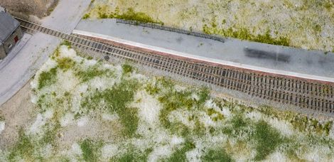 Turf wird in leicht verd&uuml;nnten Leim eingestreut.