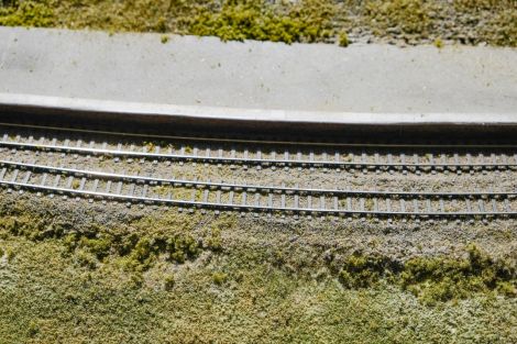 Grobes Streumaterial verf&uuml;llt diverse Ecken und Kanten, wie z.B. die hintere Bahnsteigkante