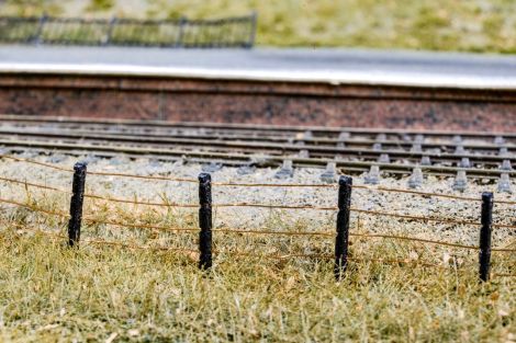 Zaundetail vor Einf&auml;rbung. Hier sieht man, dass eine Farb&auml;nderung dringend notwendig ist.