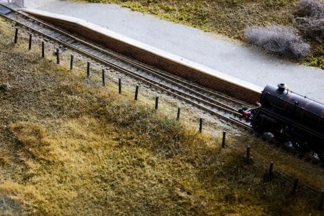 Die Selbstbau-Weiche nun in nahezu fertig gestalteter Umgebung
