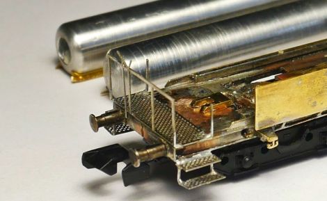 Flachbleche unter den Beh&auml;ltern und Auflageleisten auf dem Wagen