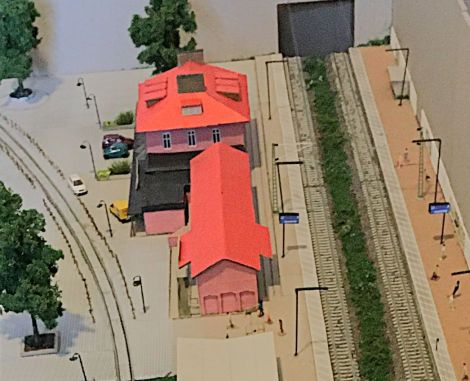 Bogenleuchten auf dem Bahnhofplatz, Peitschenleuchten und Zugzielanzeigen auf den Bahnsteigen